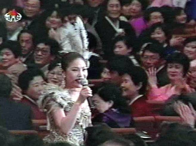 가수 김연자가 2002년 4월6일 북한 4.25문화회관에서 공연하는 모습 ⓒ조선중앙통신 촬영·연합뉴스