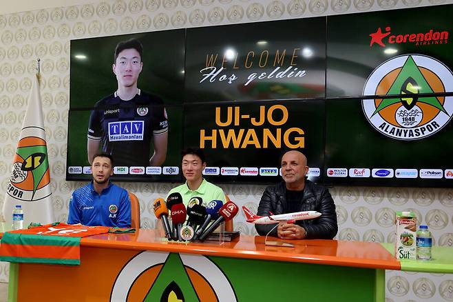 ▲ 25일(한국시간) 튀르키예 알란야&nbsp;바체셰히르 오쿨라르 스타디움에서 열린 2023-24시즌 튀르키예 수페르리그 최종전&nbsp;안탈리아스포르와 경기에 선발 출전해&nbsp;선제골이자 튀르키예 무대 데뷔골을 넣었다. 황의조의 골은 전반 3분 만에 나왔다. 페널티박스 안으로 침투한 에두아르도가 문전으로 건넨 공을 황의조가 달려들어&nbsp;오른발로 마무리했다. 황의조는 이날 득점으로 알란야스포르에서 이번 시즌을 8경기 1골로 마무리했다. 8경기중 2경기에 선발로 출전했다. ⓒ알란야스포르 SNS