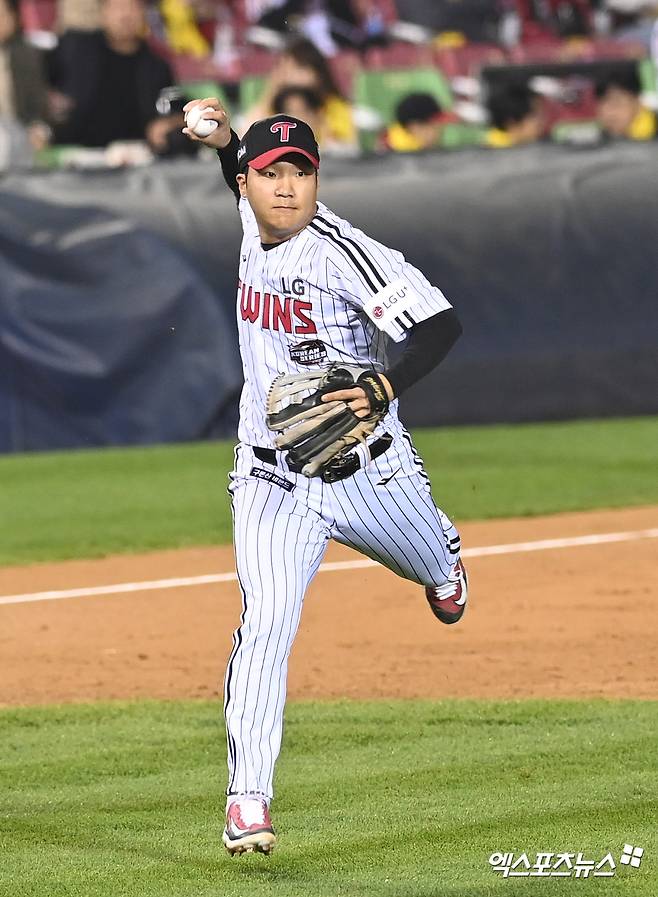 문보경은 25일 잠실구장에서 열린 '2024 신한 SOL Bank KBO 리그' NC 다이노스와 주말 3연전 두 번째 경기에서 6번타자 3루수로 선발 출전. 6회초 환상적인 수비로 병살타를 만들며 팀을 위기에서 구해냈다. 엑스포츠뉴스 DB