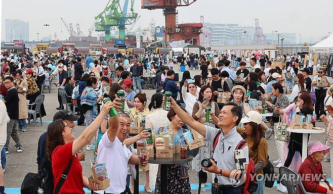 맥강파티 즐기는 외국인 관광객들 (인천=연합뉴스) 임순석 기자 = 25일 오후 인천 중구 인천항 상상플랫폼 야외광장에서 열린 '제2회 1883 인천맥강파티'에서 외국인관광객들이 닭강정과 맥주를 즐기고 있다.
     2024.5.25 soonseok02@yna.co.kr