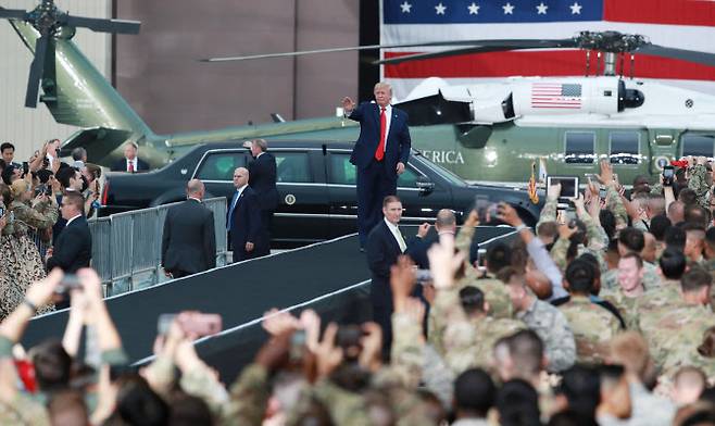 도널드 트럼프 미국 대통령이 지난 2019년 6월 방한 당시 주한미군 오산공군기지에서 장병들에게 인사하고 있다. (사진=연합뉴스)