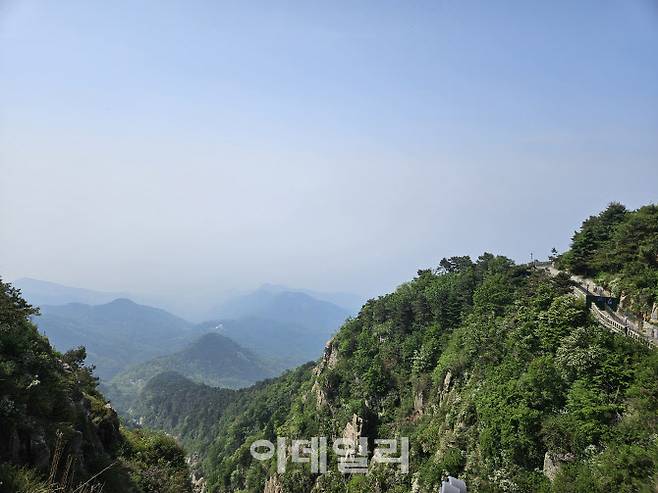 중국 산둥성 타이안의 타이샨(泰山) 정상 인근에서 바라본 타이샨 전경. (사진=이데일리 이명철 특파원)