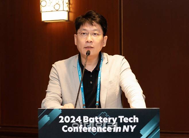 LG에너지솔루션이 미국 뉴욕에서 글로벌 인재 채용 행사 BTC(Battery Tech Conference)를 개최했다. 김동명 LG에너지솔루션 사장이 단상에서 발언하는 모습.(사진=LG에너지솔루션.)