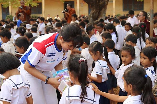 고향 아이들에게 학용품을 나눠주는 스롱 피아비, 피아비한캄사랑