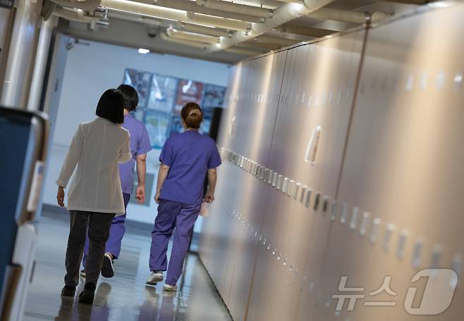 23일 오전 서울 소재의 대학병원에서 의료진들이 발걸음을 옮기고 있다. 2024.5.23/뉴스1 ⓒ News1 이재명 기자