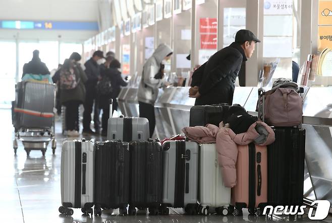 인천국제공항 출국장 여행사 카운터 앞에 여행객들의 캐리어가 놓여 있다.2024.2.12/뉴스1 ⓒ News1 이광호 기자