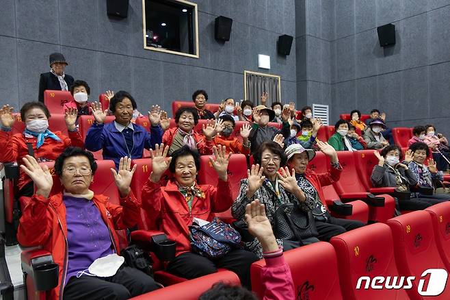 영암군이 고향사랑기부금으로 진행하는 '엄니 극장가시게' 에 참여한 어르신들이 영화 관람에 앞서 손을 흔들고 있다.(영암군 제공)/뉴스1 ⓒ News1