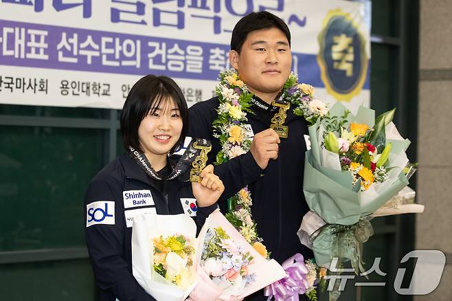 허미미(왼쪽), 김민종이 26일 아랍에미리트(UAE) 아부다비에서 열린 2024 국제유도연맹(IJF) 세계선수권대회를 마친 후 인천국제공항 제1여객터미널을 통해 귀국해 금메달을 들어보이고 있다. 유도대표팀은 이번 대회에서 개인전 금메달 2개, 동메달 3개를 획득했다. 김민종(양평군청)이 남자 100㎏ 이상급에서 39년 만에 금메달을, 여자 57㎏급에 나선 허미미(경북체육회)는 한국 여자 선수로서 29년 만에 세계선수권대회 금메달을 목에 걸었다. 이들 외에도 남자 81㎏급 이준환(용인대), 60㎏급 이하림(한국마사회), 여자 78㎏ 이상급 김하윤(안산시청)이 각각 동메달을 따냈다. 2024.5.26/뉴스1 ⓒ News1 유승관 기자