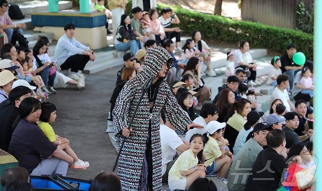 26일 대전 중구 오월드에 방문한 시민들이 어린이뮤지컬 '알라딘'을 즐기고 있다. (오월드 제공)/뉴스1