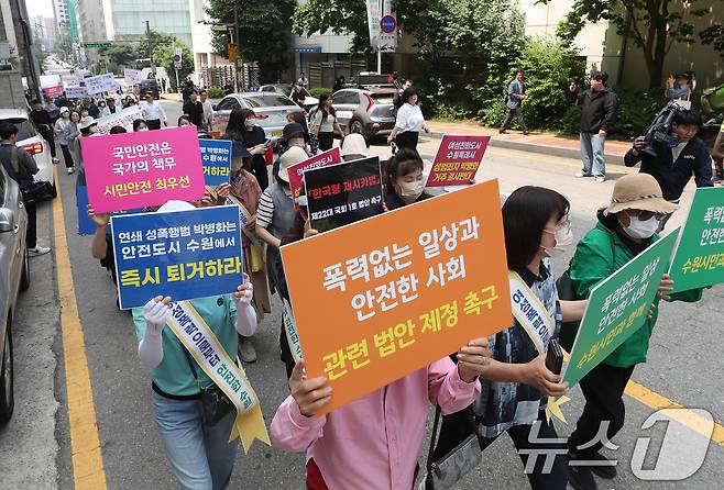 24일 오전 경기 수원시 팔달구 수원시청 인근에서 열린 '연쇄 성폭행범 박병화 수원퇴거 촉구 합동 집회'에서 참가자들이 박병화의 수원퇴거를 요구하며 인계동 일대를 행진하고 있다. 2024.5.24/뉴스1 ⓒ News1 김영운 기자