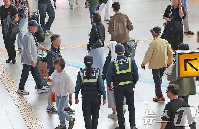 경찰이 24일 오전 서울 중구 서울역 대합실에서 순찰을 하고 있다. 2024.5.24/뉴스1 ⓒ News1 장수영 기자