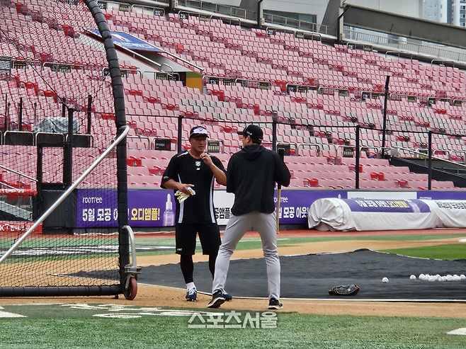 안현민이 26일 케이티위즈파크에서 코치진과 얘기를 나누고 있다. 수원 | 황혜정 기자 et16@sportsseoul.com
