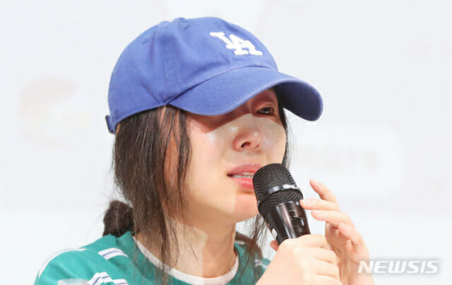 민희진 어도어 대표가 4월  25일 한국컨퍼런스센터에서 열린 긴급 기자회견에서 입장을 밝히고 있는 모습(사진=뉴시스)