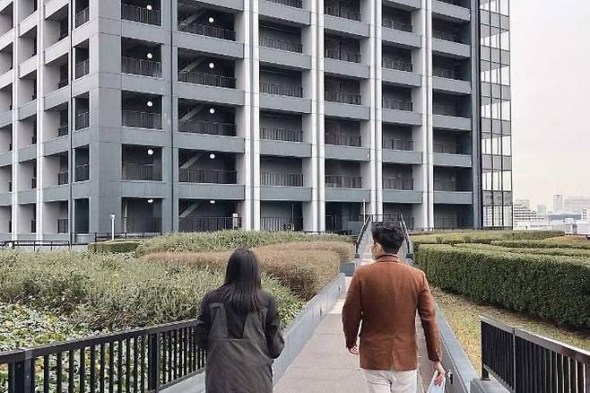 한 중국인 여성이 현지 중개인(오른쪽)과 함께 일본 도쿄 고토구의 한 고층 아파트 단지 내 매물을 보러 가고 있다. /싱가포르 연합조보