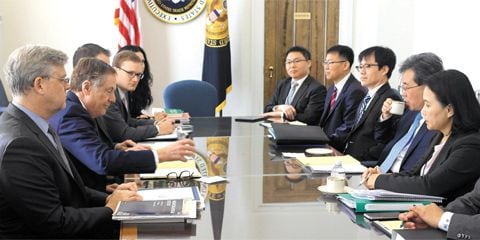 2017년 10월 미국 워싱턴DC에서 열린 제2차 한미FTA 특별공동위원회에서 김현종 통상교섭본부장(오른쪽에서 둘째)이 로버트 라이트하이저(왼쪽에서 둘째) 미 무역대표부 대표와 마주 앉아 이야기를 하고 있다. /산업부