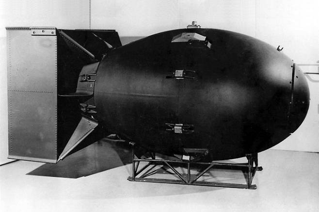 미국이 2차 세계대전 때 만든 핵폭탄 '팻맨'. 위키미디어 제공