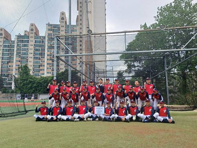 홍화철이 배재중 후배들과 함께 사진을 찍고 있다 (사진 = 배재중학교)