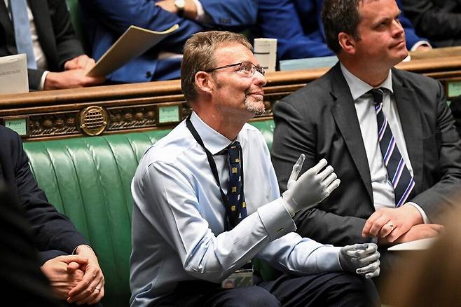 지난 22일(현지시각) 크레이그 맥킨리 영국 보수당 하원 의원이 패혈증으로 양쪽 손과 발을 잃은 후 처음으로 의사당에 출석했다. AFP 연합뉴스