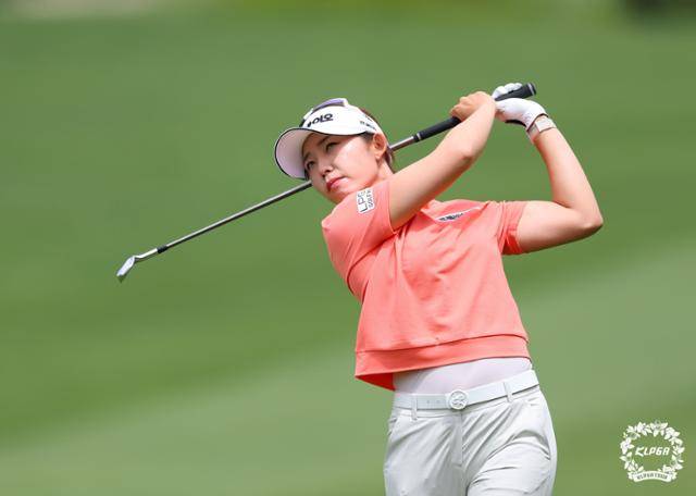 배소현이 이날 4번 홀에서 아이언 샷을 하고 있다. KLPGA 제공