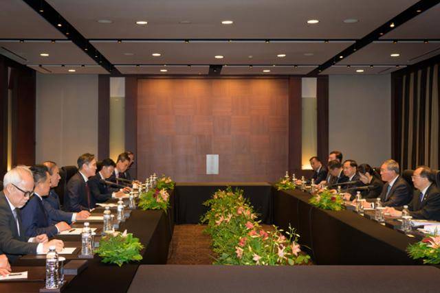 이재용(왼쪽 네 번째) 삼성전자 회장을 비롯한 경영진과 리창(오른쪽 두 번째) 중국 총리 일행이 26일 서울 신라호텔에서 면담하고 있다. 삼성전자 제공