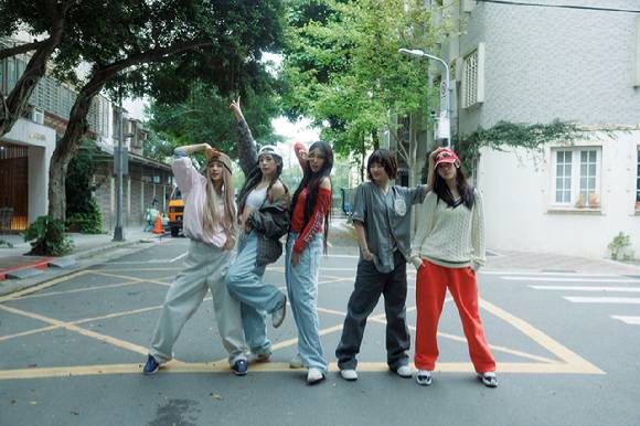 뉴진스 단체 콘셉트 포토 [사진=어도어]