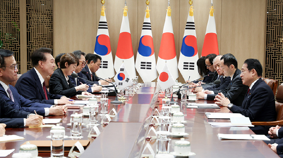 윤석열 대통령과 기시다 후미오 일본 총리가 26일 서울 용산 대통령실 청사에서 한일 정상회담을 하고 있다. [사진=대통령실통신사진기자단]