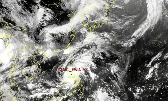 26일 오후 1시 현재 필리핀 마닐라 남부 해상에서 북동진중인 1호 태풍 '에위니아' 위성 사진. 기상청