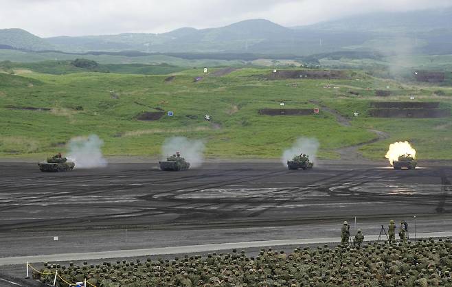 26일 일본 최대의 화력 훈련인 '후지종합화력연습'에서 포격이 이뤄지는 모습. 교도=연합뉴스
