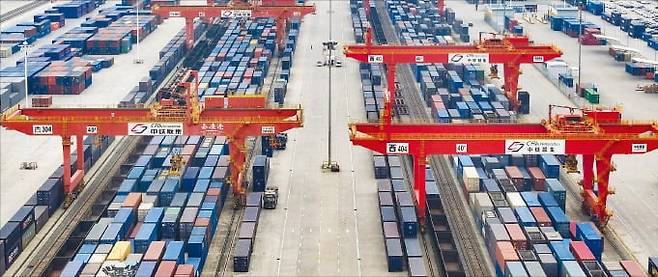 < 가득 찬 유럽행 수출 컨테이너 > 지난 25일 중국 시안 국제항역에 컨테이너들이 늘어서 있다. 이날 중국과 유럽을 오가는 화물열차의 누적 운행 횟수가 9만 회를 넘어섰다.   신화연합뉴스