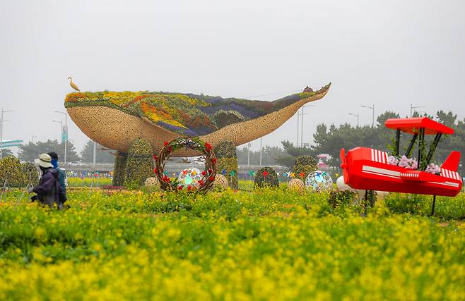무료 개방된 인천공항 하늘공원에 초대형 꽃등고래 조형물이 설치돼 있다. 인천국제공항공사 제공