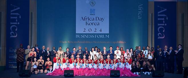 Chairman of Herald Media Group, Jung Won-ju; President of Herald Media Group, Choi Jin-young; Korean First Vice Foreign Minister, Kim Hong-kyun; ambassadors in Korea; the African Dance Company Tagg; and the Little Angels, a Korean children's folk ballet, pose for a group photo at the second session of "Africa Day 2024 Korea," on Thursday. (Im Se-jun/The Korea Herald)