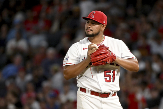 Los Angeles Angels relief pitcher Jaime Barria looks to the outfield after the Tampa Bay Rays scored seven runs during the sixth inning of the second baseball game of a doubleheader in Anaheim, California in August 2023. [AP/YONHAP]