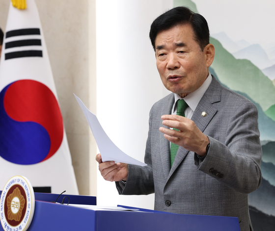 National Assembly Speaker Kim Jin-pyo speaks during a meeting with the press at the National Assembly in western Seoul on Sunday. [NEWS1]