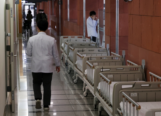 지난 3월 오전 서울시내 한 대학병원에서 의료진이 줄지어 선 환자침대 옆으로 지나가고 있다. 뉴시스