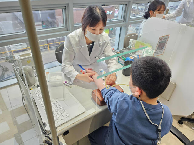 학생들이 건강검진을 받고 있는 모습. 사진은 기사 내용과 관계 없음. 한국건강관리협회 경기도지부 제공