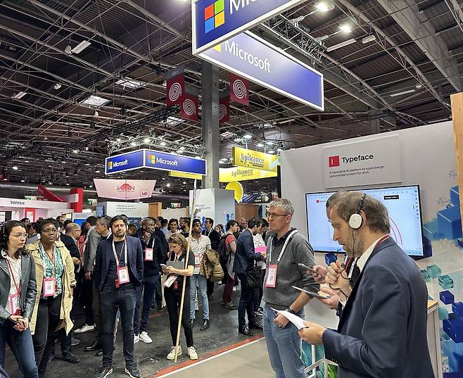 '비바테크 2024'가 프랑스 파리에서 열린 가운데 지난 24일(현지시간) 마이크로소프트 부스에서 회사 관계자들이 관람객들에게 서비스에 대해 설명하고 있다. 파리 황순민 기자