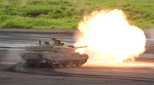 26일 일본 후지종합화력연습에 참여한 육상 자위대의 전차가 불을 뿜고 있다. [교도 연합뉴스]