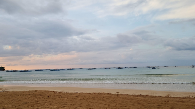 호텔과 마주한 사방 해변 / 사진=김혜성 여행+ 기자