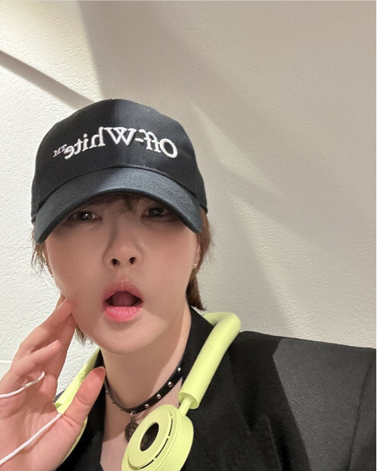 김선아의 밝은 노란색 헤드폰은 전체적인 어두운 톤의 옷에 생기를 불어넣으며, 스타일에 활력을 더해준다. 사진=김선아 SNS