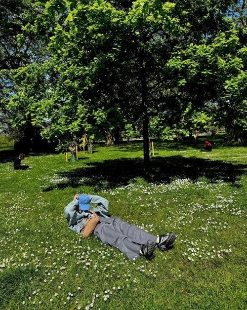 설현이 잔디밭 위에 누워 여유로운 한때를 보내고 있다.  사진=설현 SNS