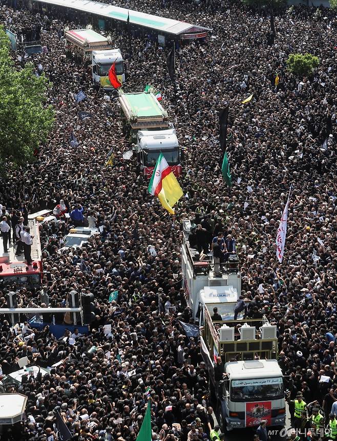 (테헤란 로이터=뉴스1) 최종일 기자 = 22일(현지시간) 이란 테헤란에서 열린 에브라힘 라이시 대통령 장례식에 추모객들이 운집했다. 라이시 대통령은 지난 19일 아제르바이잔과 이란 국경에 양국이 공동 건설한 댐 준공식에 참석한 후 헬기를 타고 복귀하던 중 추락 사고를 당했고 20일 사망이 확인됐다. 2024.05.22  ⓒ 로이터=뉴스1  Copyright (C) 뉴스1. All rights reserved. 무단 전재 및 재배포,  AI학습 이용 금지. /사진=(테헤란 로이터=뉴스1) 최종일 기자