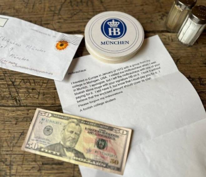 미국의 한 70대 남성이 52년 전 몰래 가져간 맥주잔 값을 배상하겠다면서 50달러와 사과 편지를 보냈다. /사진=페이스북 캡처