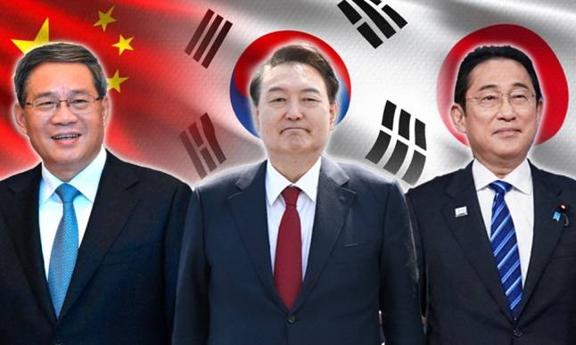 윤석열 대통령이 26일 오후 3시부터 한중, 한일회담을 개최한다. 사진은 윤 대통령(가운데), 리창 중국 국무원 총리(왼쪽), 기시다 후미오 일본 총리(오른쪽). / 사진=뉴스1