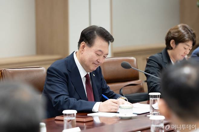 윤석열 대통령이 26일 서울 용산구 대통령실 청사에서 열린 한일 정상회담에서 메모하고 있다. / 사진=대통령실