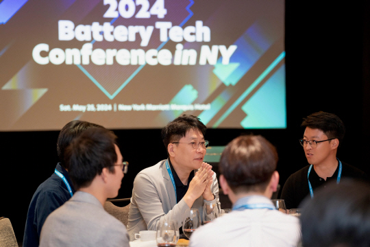 LG에너지솔루션, 글로벌 인재 채용 행사 ‘BTC’ 개최 LG에너지솔루션은 25일(현지시간) 미국 뉴욕 메리어트 마르퀴스 호텔에서 글로벌 우수 인재 채용 행사 ‘BTC’(Battery Tech Conference)를 개최했다다고 26일 밝혔다. LG에너지솔루션 제공.