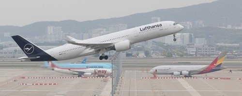 대한항공과 아시아나항공 항공기 위를 날아가는 루프트한자 여객기. 연합뉴스 자료사진