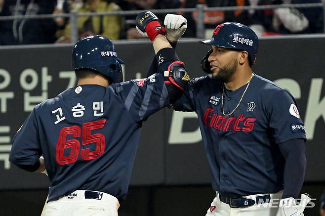 [광주=뉴시스] 이영주 기자 = 27일 오후 광주 북구 광주-기아챔피언스필드에서 열린 2024 신한 SOL뱅크 KBO리그 KIA 타이거즈 대 롯데 자이언츠의 경기, 6회 초 롯데 고승민이 솔로 홈런을 날린 뒤 덕아웃으로 들어서며 레이예스와 인사하고 있다. 2024.03.27. leeyj2578@newsis.com