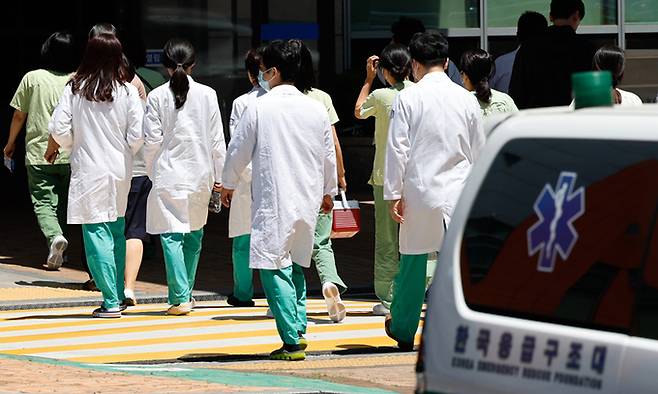 서울 시내 대학병원에서 의료진이 이동하고 있다. 뉴스1
