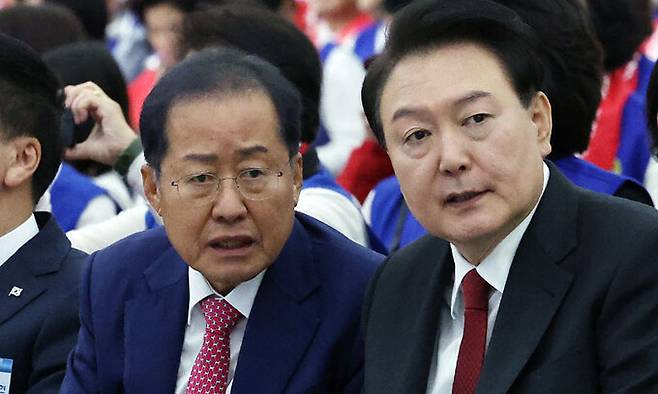 2023년 11월7일 윤석열 대통령이 대구 북구 엑스코에서 열린 바르게살기운동 전국회원대회에서 홍준표 대구시장과 대화하고 있다. 뉴시스