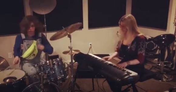 2018년 올라온 DOMi & JD BECK의 연습 영상 캡처. 출처: DOMi & JD BECK  유튜브